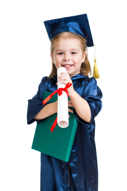 小女孩穿着院士服拿着书图片下载