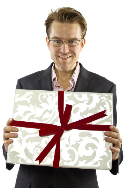 帅气大方的男朋友穿着西装拿着礼物图片下载