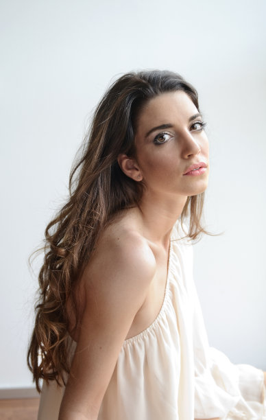 时装模特穿着奶油色的连衣裙图片下载