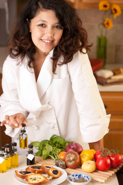 真人:混血儿年轻女人做意式烤面包图片下载