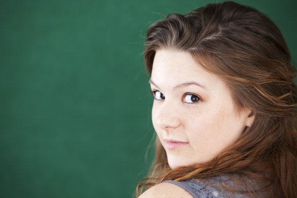 真实的人:高加索少女肖像头像照片回头看图片下载