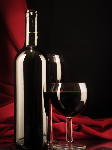 红酒杯和酒瓶图片下载