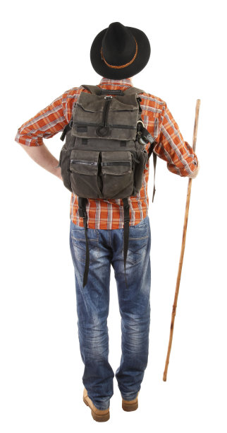 从后面看杆的探险家徒步旅行者图片下载