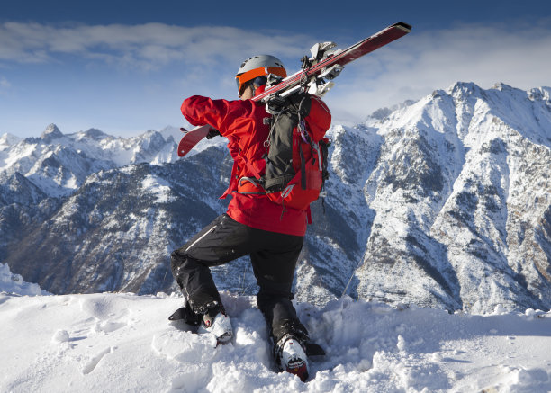 滑雪者欣赏山景图片下载