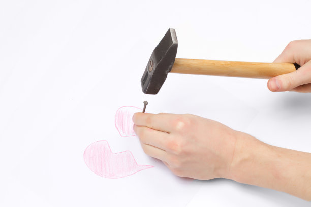 破碎的心，锤子和钉子图片下载