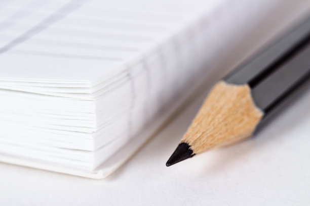 木制的灰色铅笔靠近打开的记事本图片下载