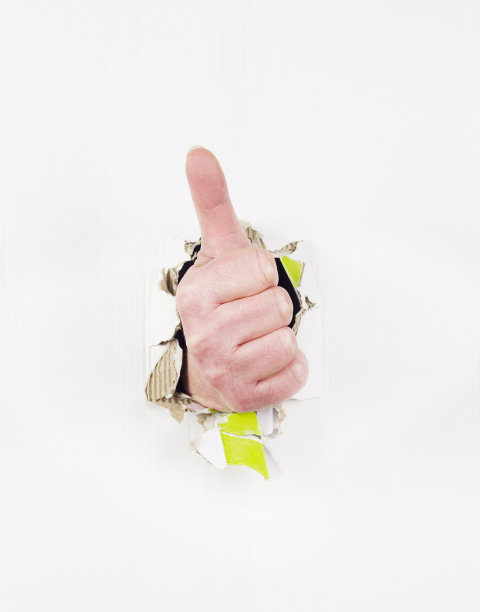 手竖起大拇指，打破背景图片下载