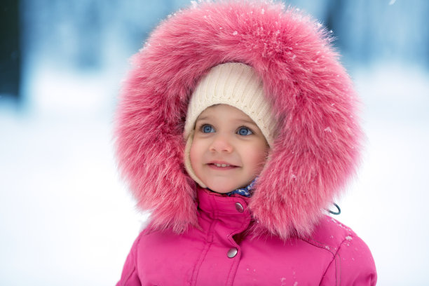 可爱的女孩冬季肖像图片下载