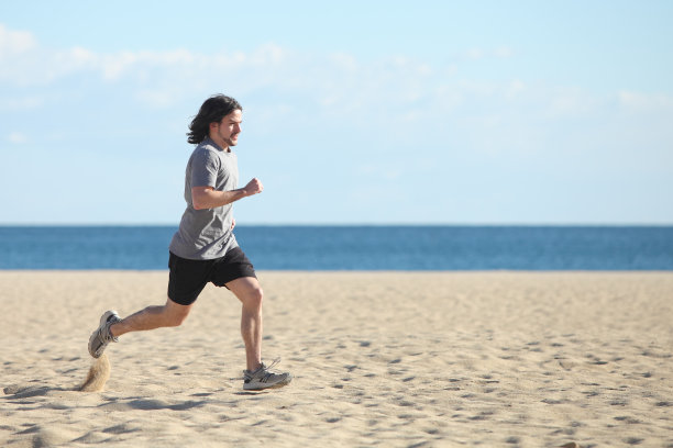 海滩上跑得很快的人图片下载