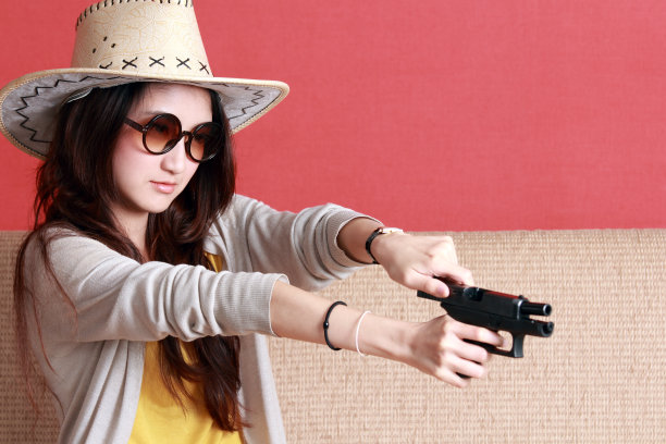 亚洲女孩拿着手枪图片下载