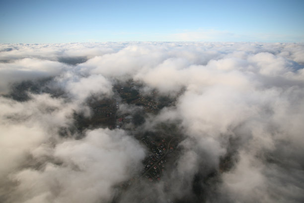 在浮云之上做梦图片下载