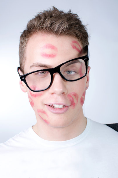 被口红吻着的可爱书呆子图片下载