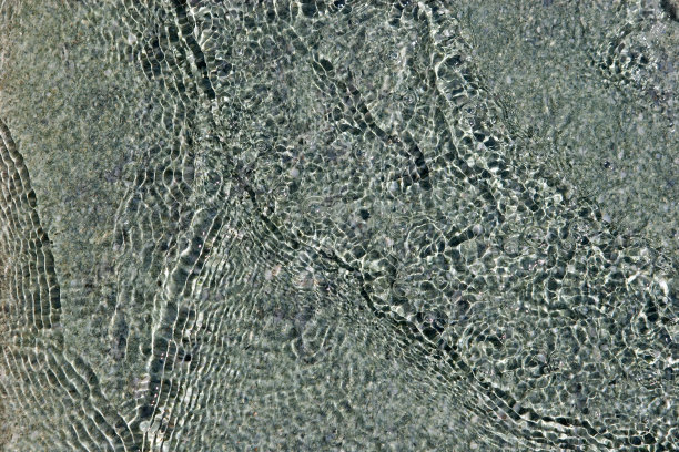 水在花岗岩表面流动图片下载