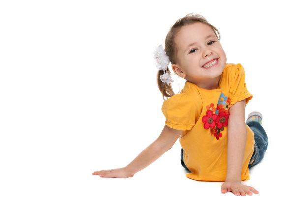 穿着黄色衬衫的快乐小女孩图片下载