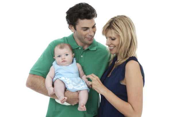 自豪的年轻父母与宝贝女儿图片下载