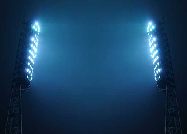 体育场的泛光灯映衬着夜空素材图片