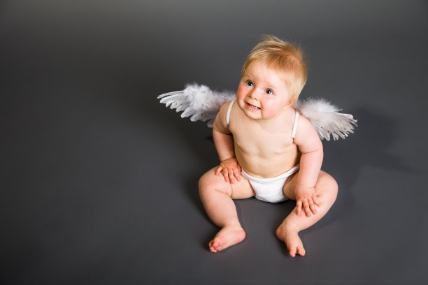 在中性背景下有天使翅膀的婴儿图片下载