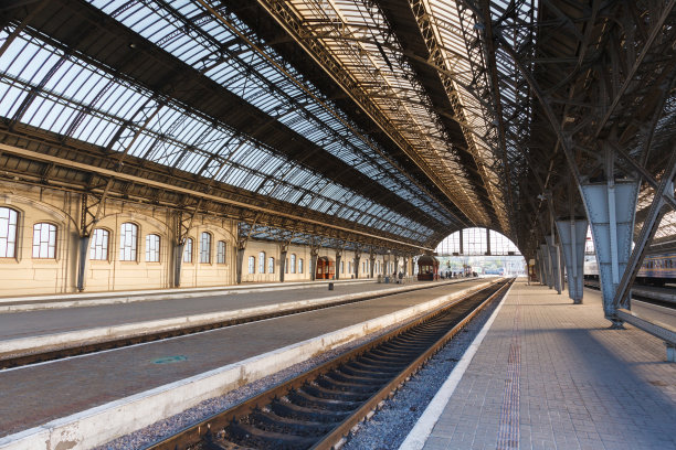 一个晴朗的清晨，利沃夫中央车站图片下载