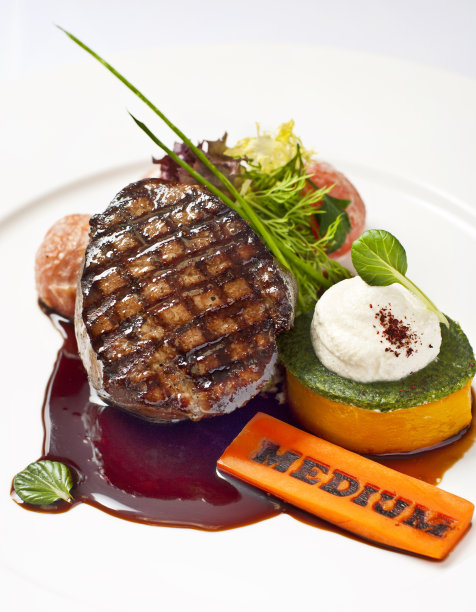 烤Guicy牛排配白面包图片下载