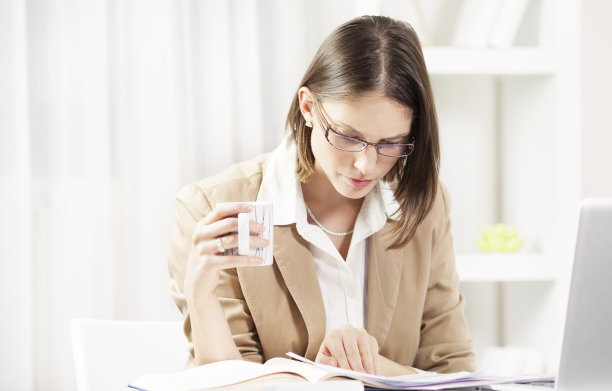 年轻的女商人在家付账。图片下载