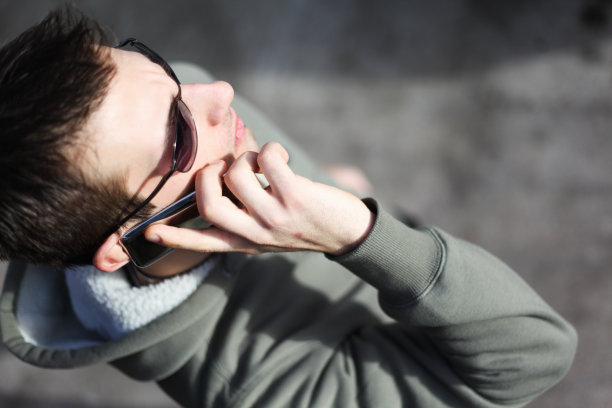 一个男人在打手机图片下载