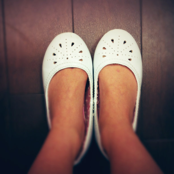 低头看着小脚上的白鞋图片下载
