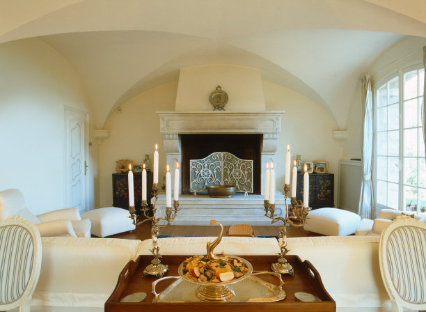 优雅的客厅:壁炉，白色沙发，玻璃窗，大烛台，拱形天花板图片下载