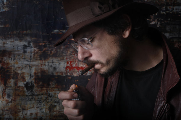 男人抽雪茄图片下载