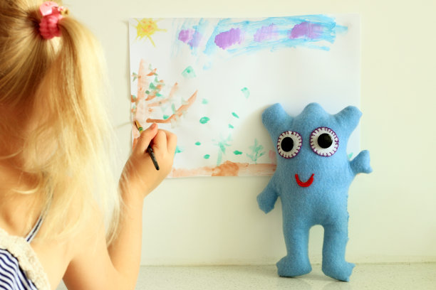 画着画的女孩图片下载