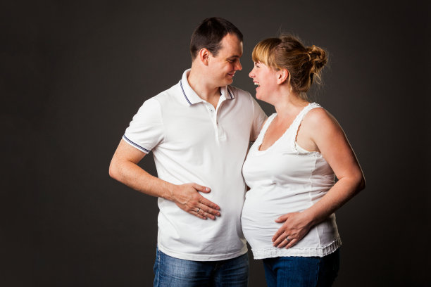 年轻家庭在一起的肖像图片下载