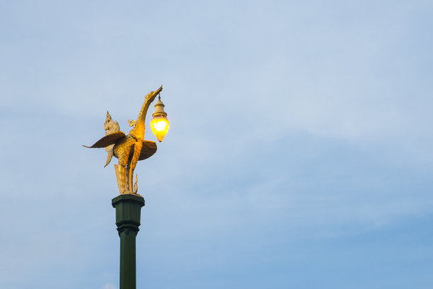 一只泰国本土风格的天鹅街灯柱图片下载