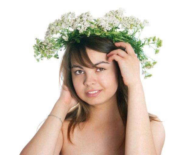 头上戴着蓍草花环的女孩图片下载
