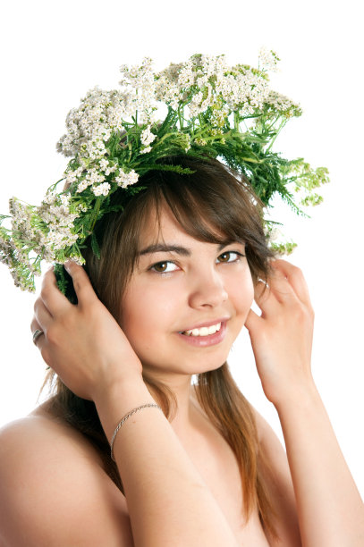 头上戴着蓍草花环的女孩图片下载