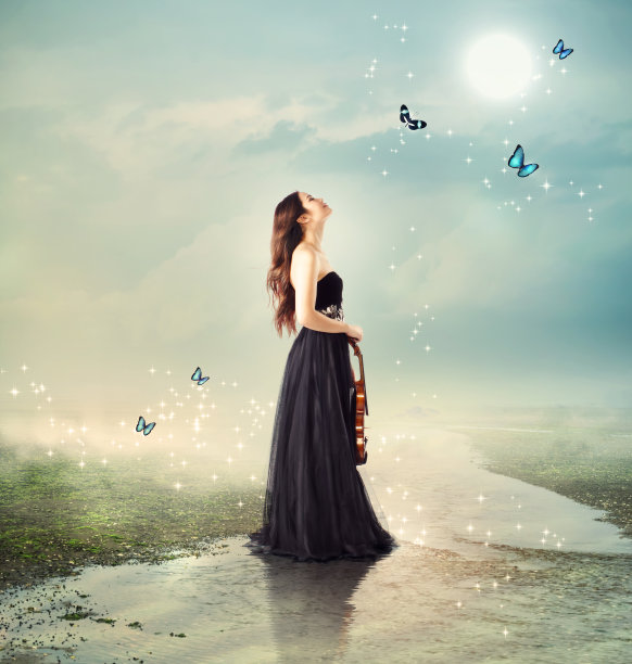 小提琴家在月光下的小溪边演奏图片下载