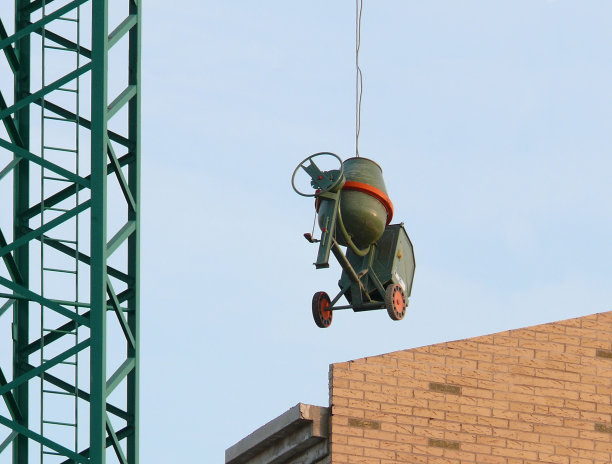 混凝土搅拌机和起重机图片下载