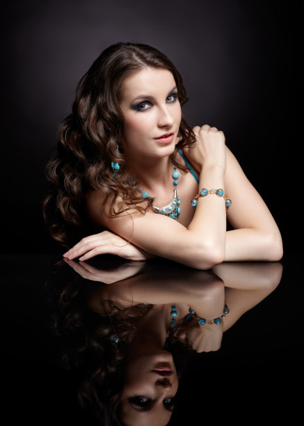 褐发女人和镜子图片下载