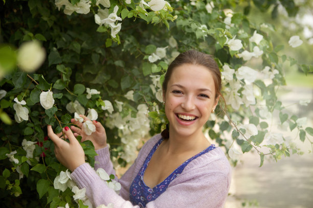 年轻漂亮的女孩图片下载