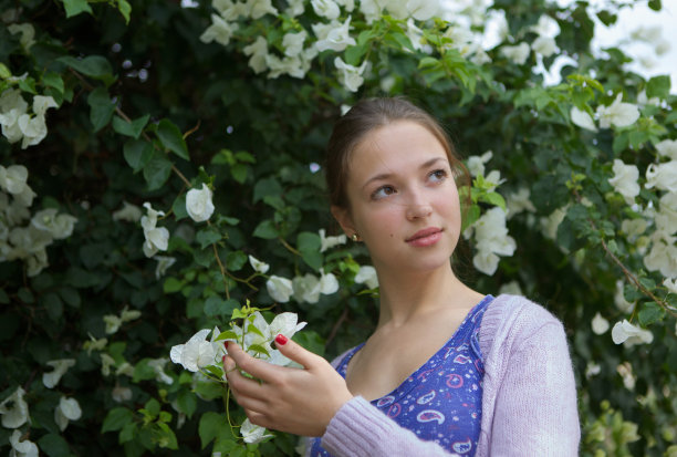 年轻漂亮的女孩图片下载