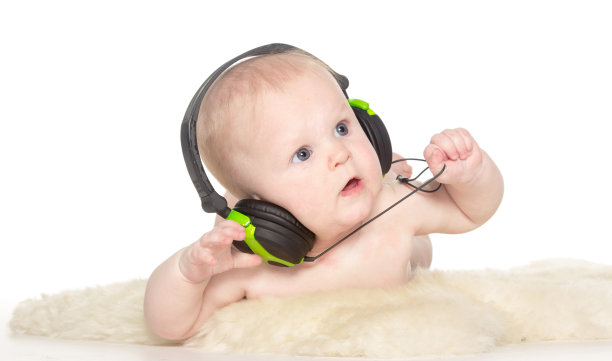 6个月大的男孩戴着耳机的肖像图片下载