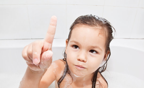 女孩在洗澡图片下载