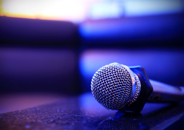 桌子上的麦克风图片下载