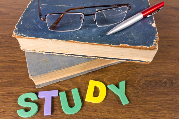 带眼镜和钢笔的复古书图片下载