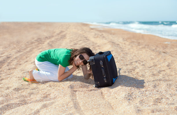 沙滩上的女孩图片下载