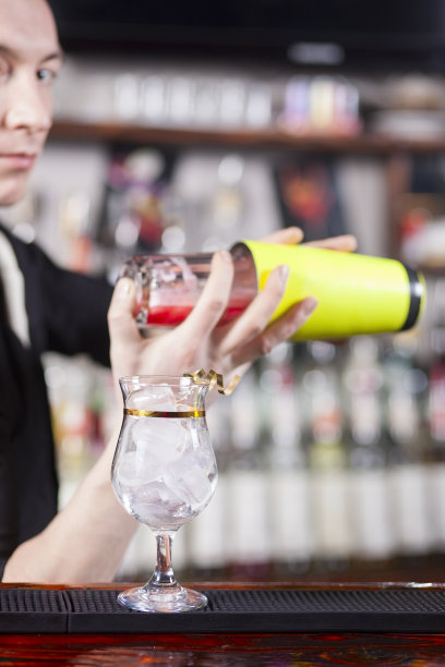 调酒师在做鸡尾酒图片下载