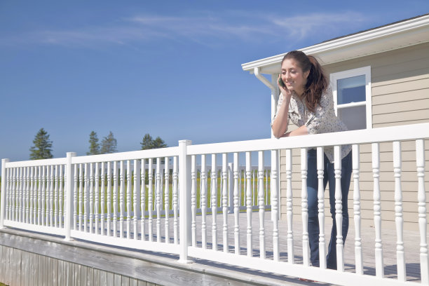 小屋中的女孩图片下载