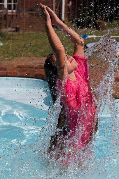 小女孩扑通一声跳出水面图片下载