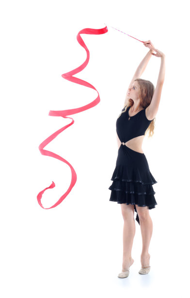 优雅的体操运动员穿着带丝带的黑色连衣裙踮着脚尖图片下载