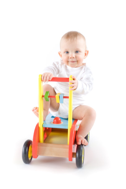 宝贝在玩具车上图片下载