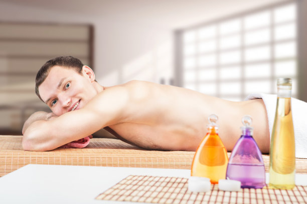 英俊的运动男子在水疗沙龙图片下载