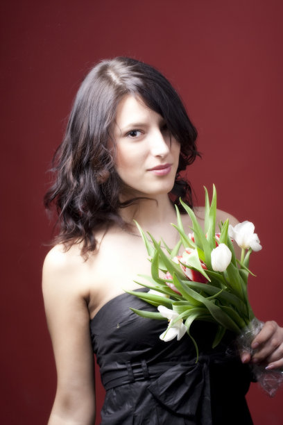 带着花的年轻迷人的女人图片下载